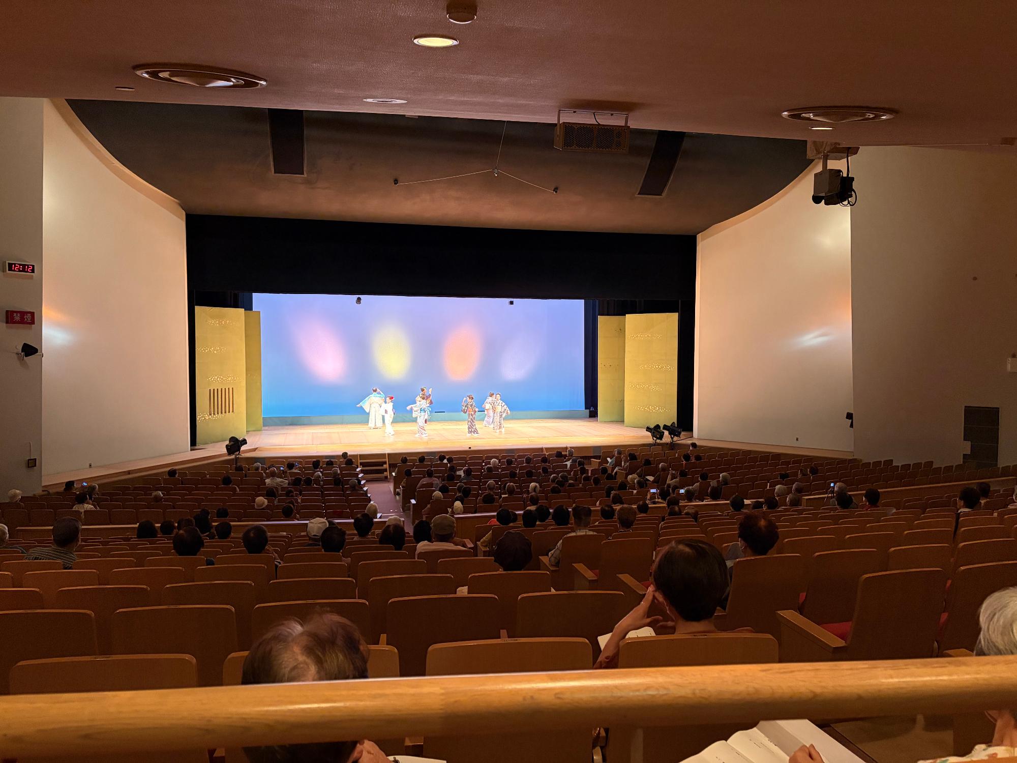 民舞を踊っている様子