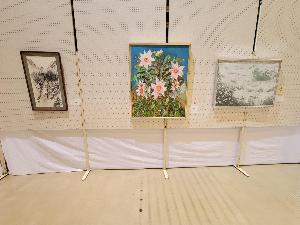 高砂市美術展の日本画の部門の作品が展示されている様子