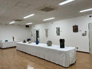 高砂市美術展の彫塑工芸部門の作品が展示されている様子