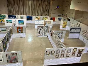高砂市美術展で日本画、洋画、書道の作品を展示してる様子