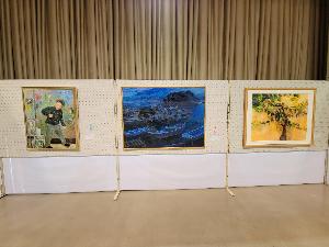 高砂市美術展の洋画部門の作品が展示されている様子