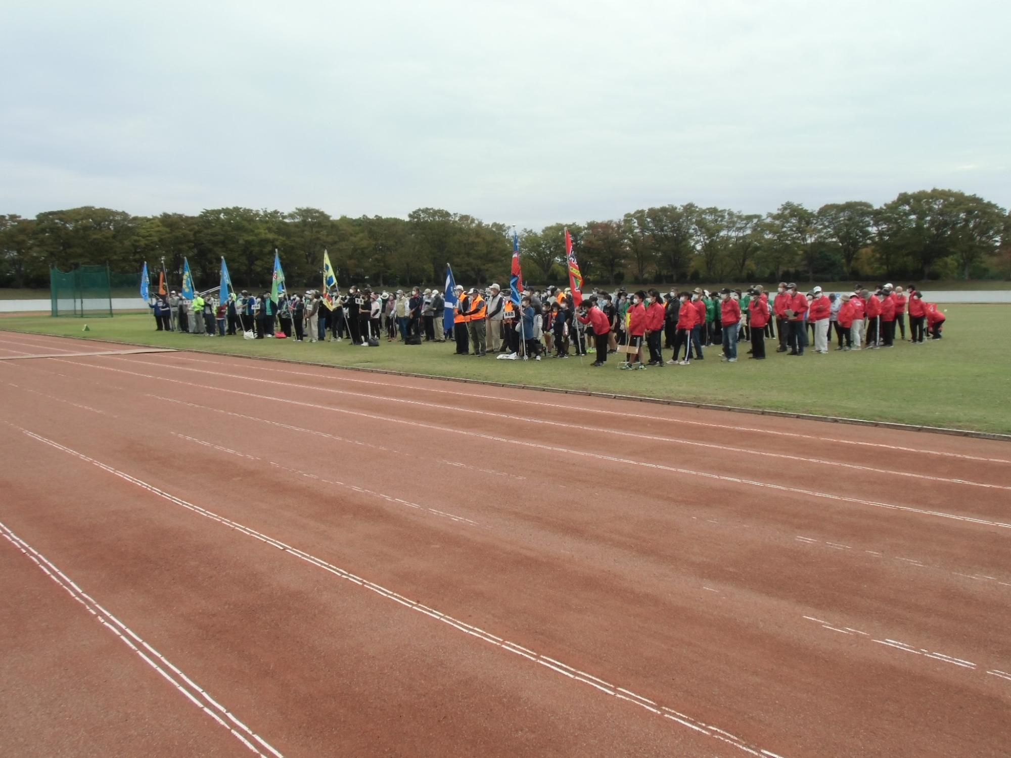 陸上競技場で開会式を行っている写真