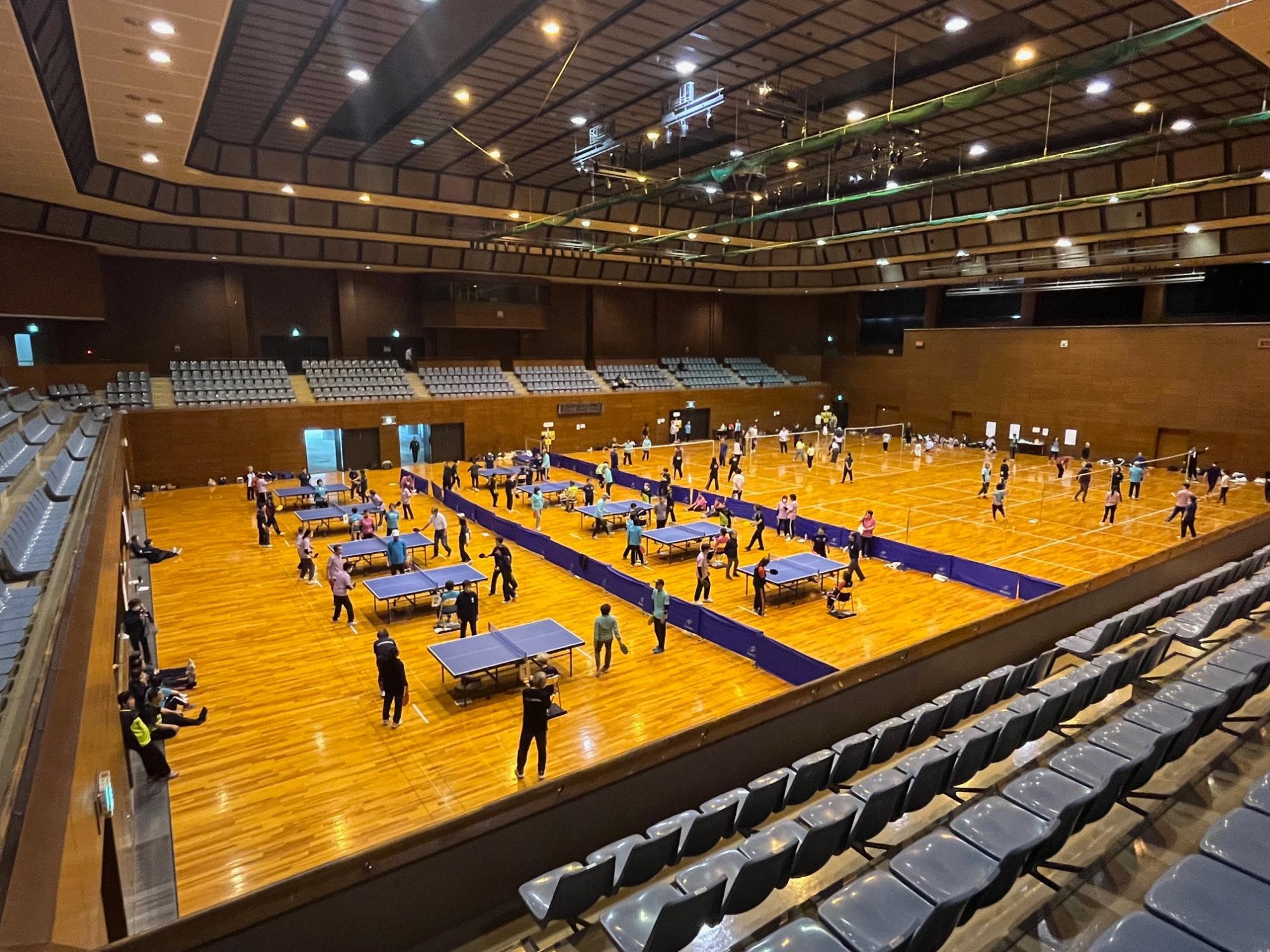 交流会スーパードライブとファミリーバドミントンゲーム中