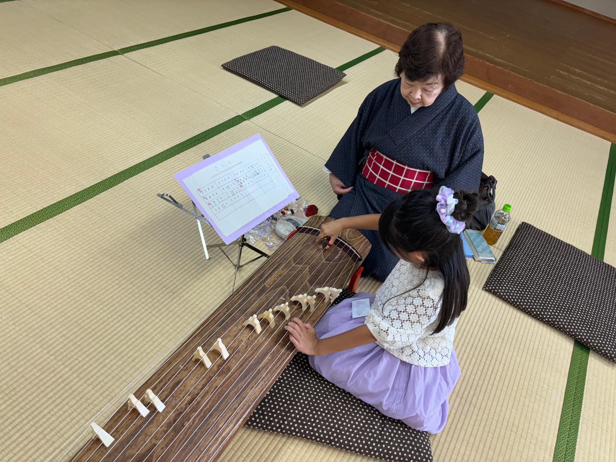 子どもがお琴を学んでいる様子
