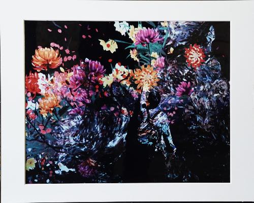 高砂市美術展2024写真の部で大賞を受賞した作品。3Dマッピングの花のアートに手をのばしている人が写っています。