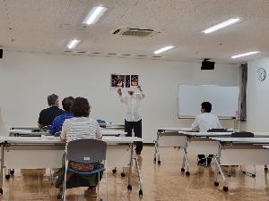 講師が写真を見せている様子