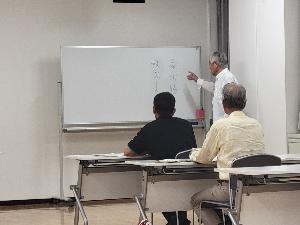 ホワイトボードに書きこむ様子