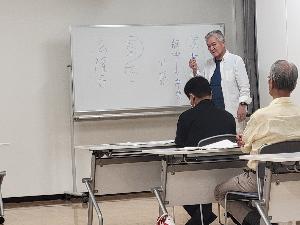 ホワイトボードで説明をしている様子