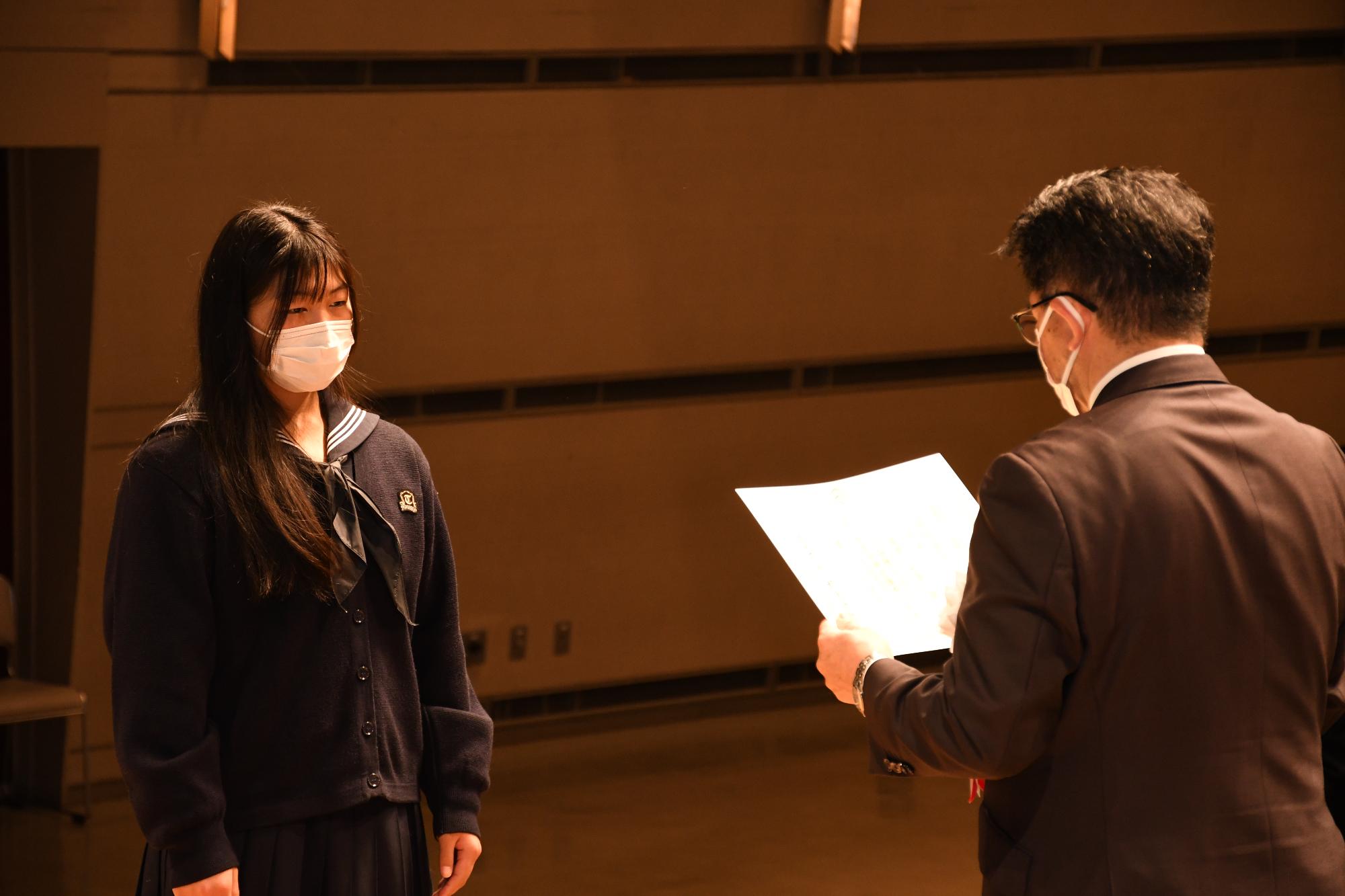 優秀選手賞を受賞した女の子が表彰されている写真