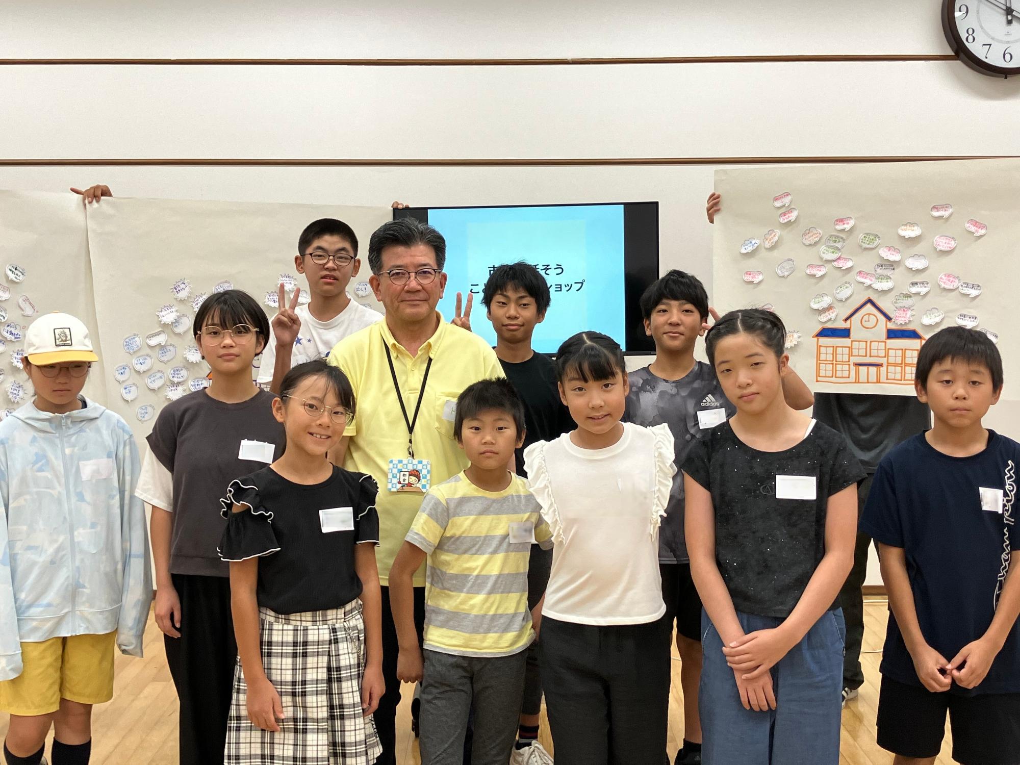 市長をこどもたちがかこんだ集合写真