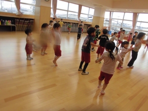 梅雨で外に出れないので屋内で遊ぶ園児たちの写真