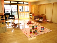 曽根こども園内南棟にある2歳児保育室うさぎぐみの中の様子を撮影した写真