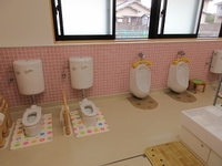 曽根こども園内南棟にある3歳未満児用洋式トイレと左横の男児用トイレの写真