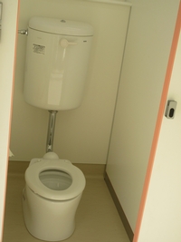 曽根こども園内北棟にある3歳以上児用個室洋式トイレの写真