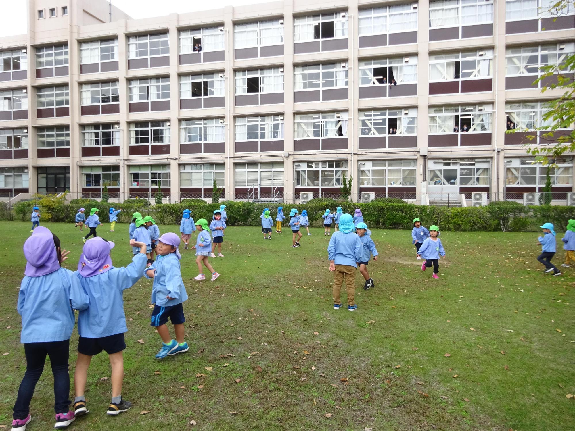 高砂公園内を思い思いに駆け回る4歳児5歳児クラスの園児たちの写真