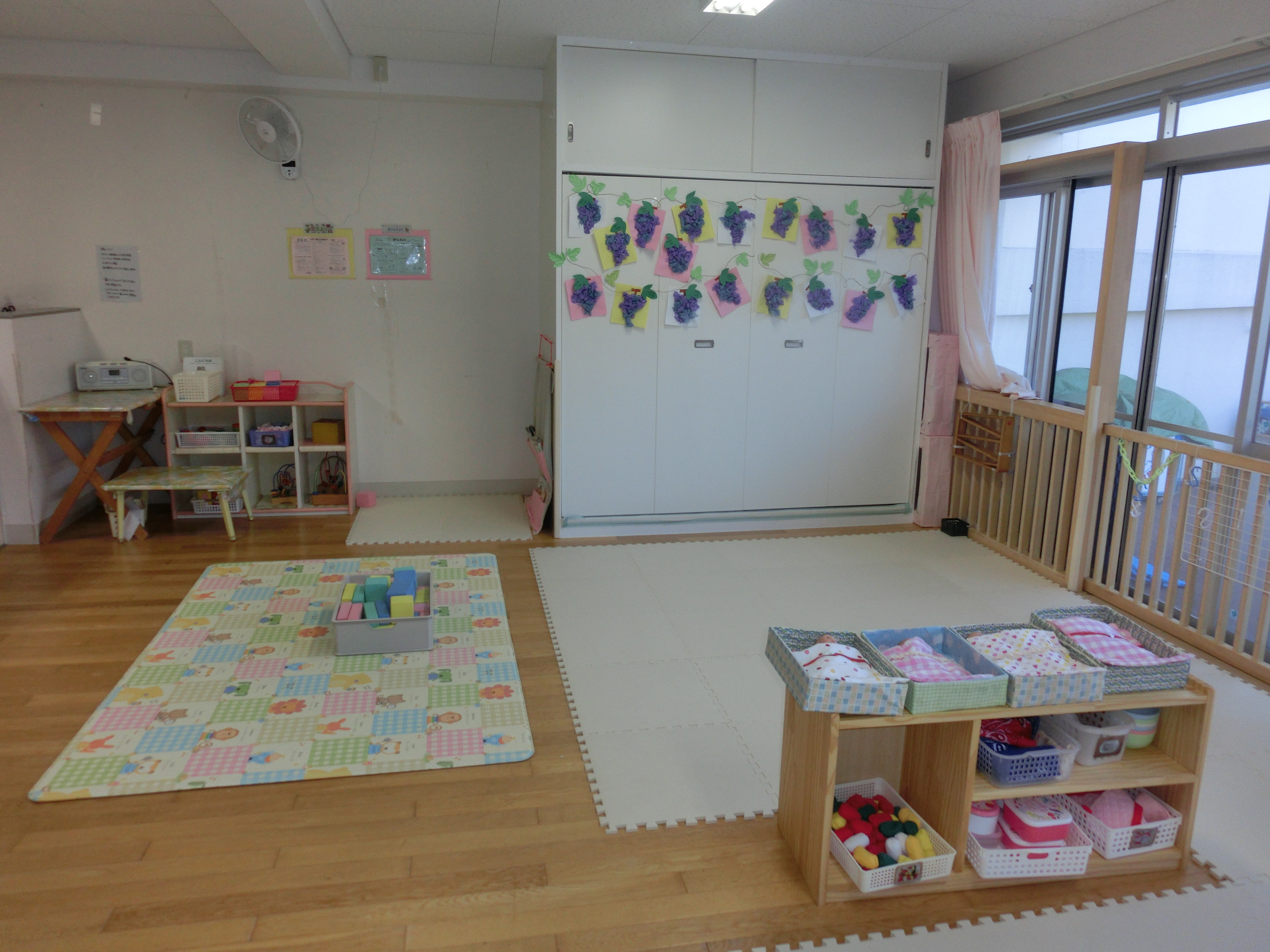 園児たちの作品が壁に飾ってある0歳児1歳児クラスちゅうりっぷぐみの中の様子を撮影した写真