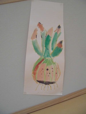 園児の書いた葉っぱのついたたまねぎの水彩画の写真