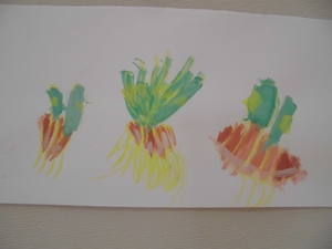 園児の書いた三つたまねぎが並んでいる水彩画の写真