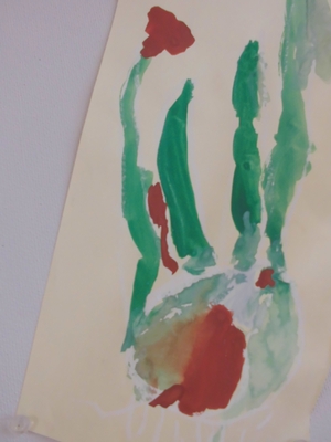 まっすぐ上に伸びた玉ねぎの葉っぱが描かれた水彩画の写真