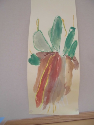 大きく玉ねぎの実と葉が描かれた柔らかいタッチの水彩画の写真