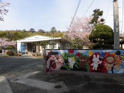 県立松陽高等学校の生徒たちによって描かれた高砂児童学園門の壁画の写真