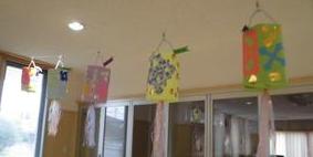 色紙で作った色とりどりの行燈が教室の上に飾られている写真