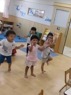 教室の中で音頭にあわせて踊る年少児たちの写真