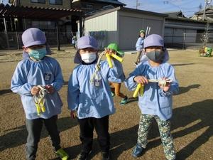 綺麗に結んだ縄跳びをこちらに向けてほほ笑む子供たちの写真