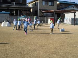 縄跳びや竹馬など、色々な遊びに挑戦する子供たちの写真