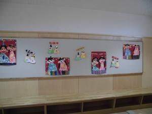 園児たちが描いたひな人形の絵が壁に貼られてある写真