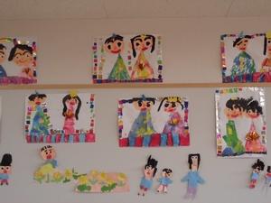 園児たちの描いたひな人形の絵が並んで飾られている写真