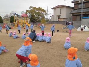 新しい入園児に年長さん達が色々と説明している写真