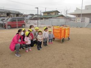 園庭で集合している新園児たちの写真