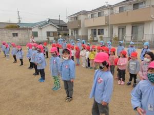 おやつの時間を終えて園庭に集まってきたひよこ組の園児たちの写真