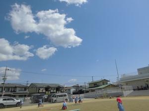 ポッカリ浮かぶ雲を眺める園児たちの写真