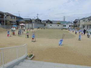 年長組が初チャレンジで竹馬で歩いている写真