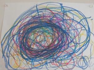 丸く渦を描いている、園児の描いたぐるぐるマシーンの写真