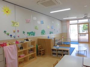 色紙で作ったこいのぼりの飾りが壁に貼られているひよこ組教室の写真