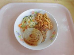 園児たちの作った玉ねぎを調理師さんがステーキにしてくれた写真