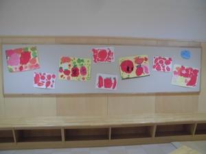 4歳児が描いたいちごの絵が壁に貼られている写真