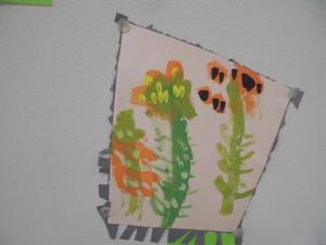 園児が描いたひなげしの花の絵の写真