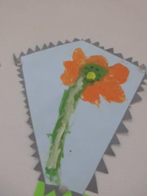 園児が描いたオレンジ色の花の絵の写真