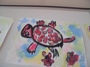 子供が描いた赤く彩色された亀の絵を写した写真