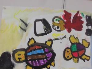 子供が描いた数匹のカラフルな甲羅をした亀の絵を写した写真