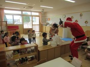 サンタクロースの来訪に驚いているひよこ組生徒たちの写真