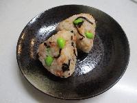 鮭フレークと枝豆のおにぎり