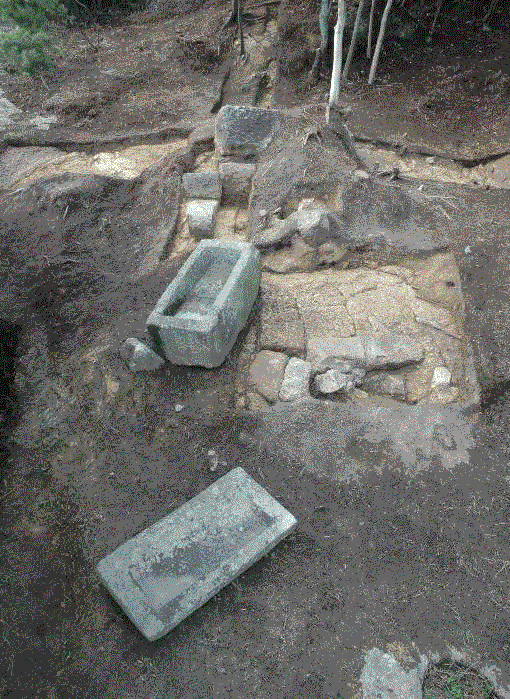 ほぼ真上から撮影された、竜山1号古墳の遺構の写真。手前から順に石棺の蓋、石棺、石室の遺構が確認できる