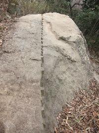 竜山の採石遺構15箇所目地点の写真。石の表面に切り出す為の矢穴が確認できる