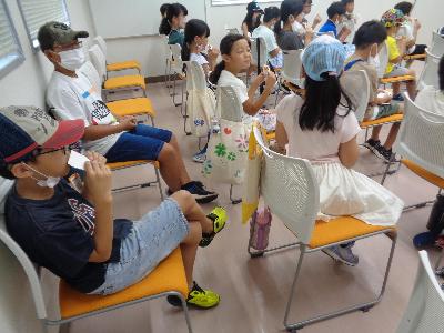 しょうゆせんべいを食べている