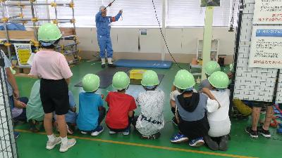ヘルメット着用の大切さを学ぶ